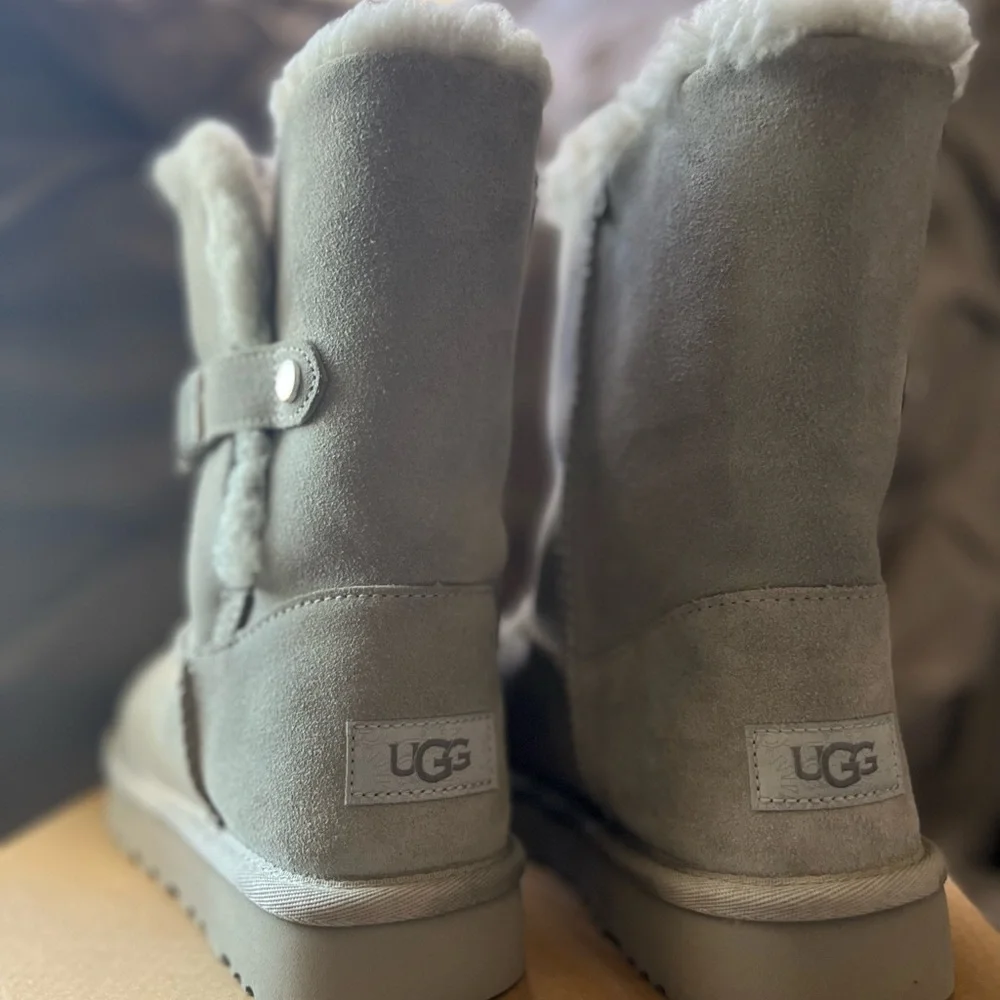 UGG Bailey Metal Graphic Leather - Picture 9 of 11